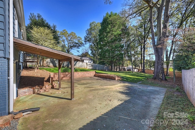 view of yard featuring a patio