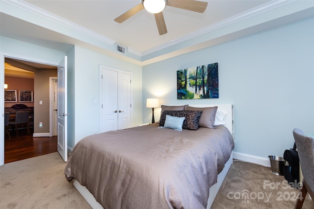 bedroom with ceiling fan, a closet, light hardwood / wood-style flooring, and ornamental molding