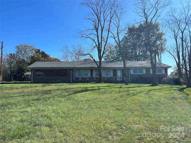 ranch-style home featuring a front lawn