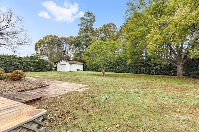 view of yard featuring a garage and an outdoor structure