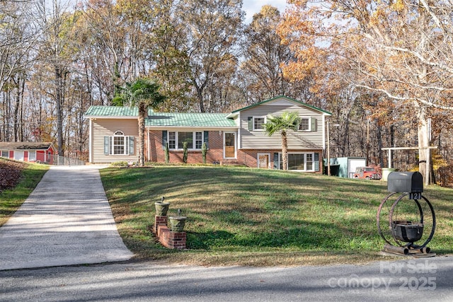 view of front of house featuring a front yard