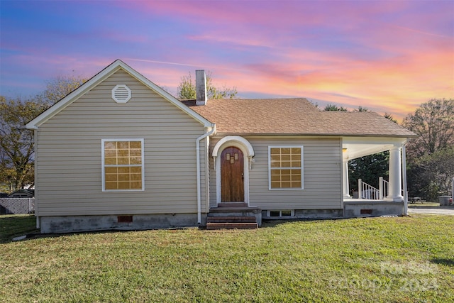 view of front of property featuring a lawn