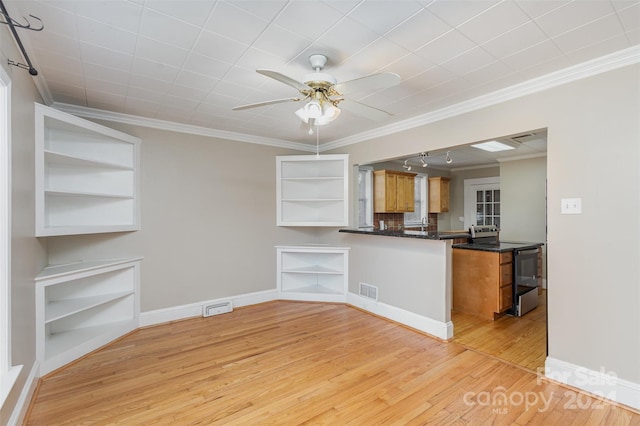 kitchen with kitchen peninsula, crown molding, electric stove, and light hardwood / wood-style flooring