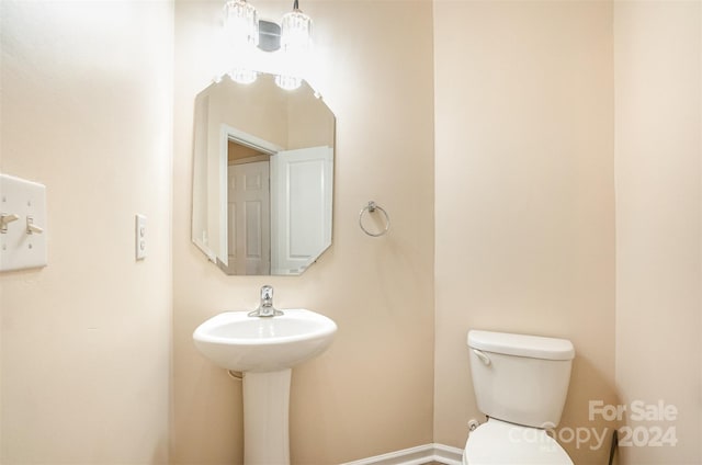 9036 Bradstreet Commons Way, Charlotte, NC 28215 - bathroom with toilet and baseboards