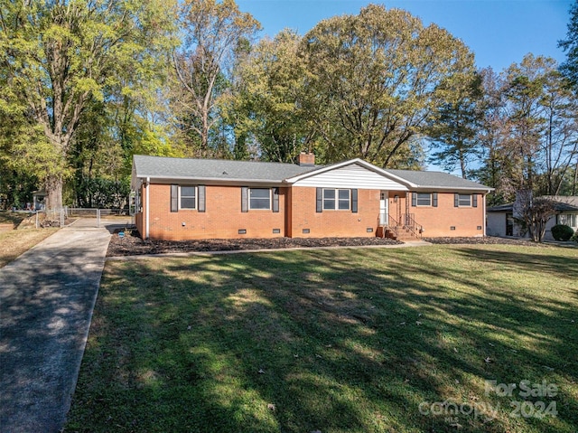 single story home with a front lawn