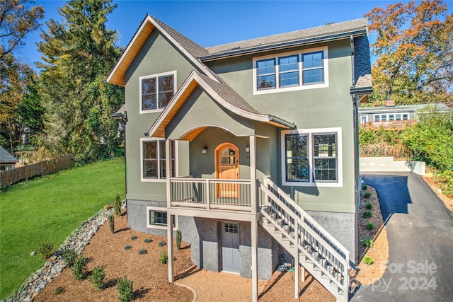 view of front of house featuring a front lawn