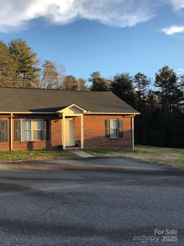 ranch-style home featuring brick siding