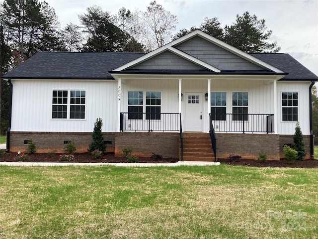 view of front of property with a front lawn and covered porch