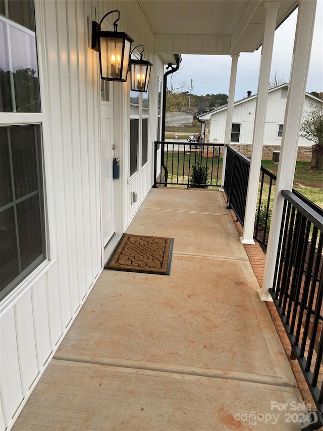 balcony featuring covered porch