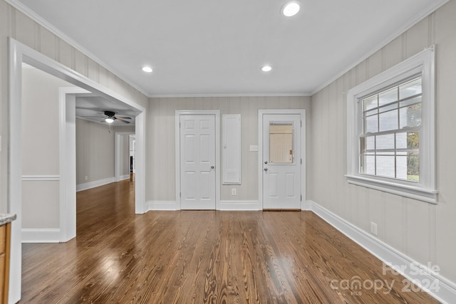 entryway featuring dark hardwood / wood-style floors, ceiling fan, and ornamental molding