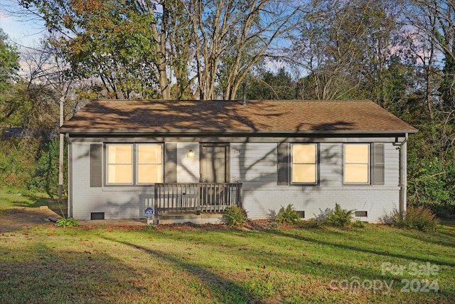 view of front facade featuring a front yard