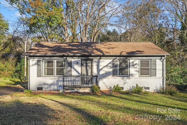 view of front of property with a front yard