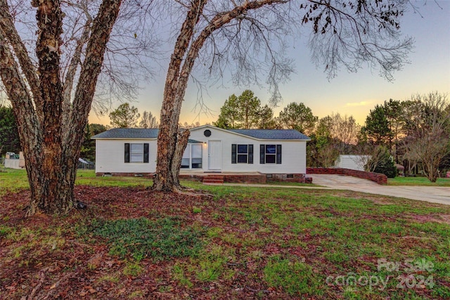 single story home featuring a garage