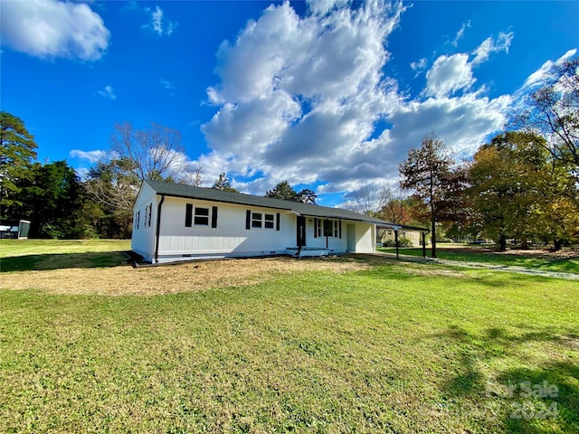 view of front of property with a front lawn