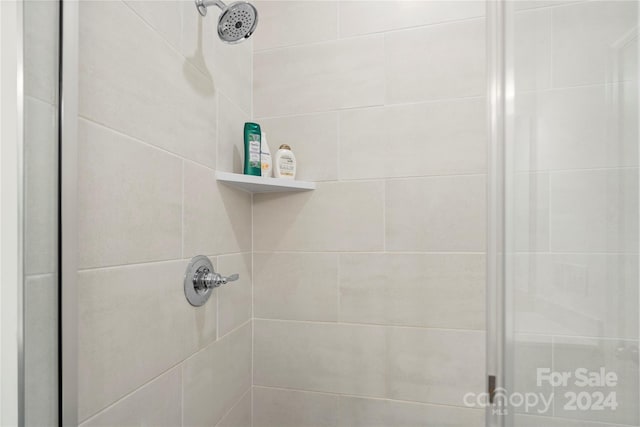 details featuring a tile shower