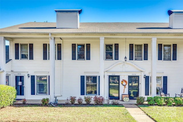 view of front of house featuring a porch and a front lawn