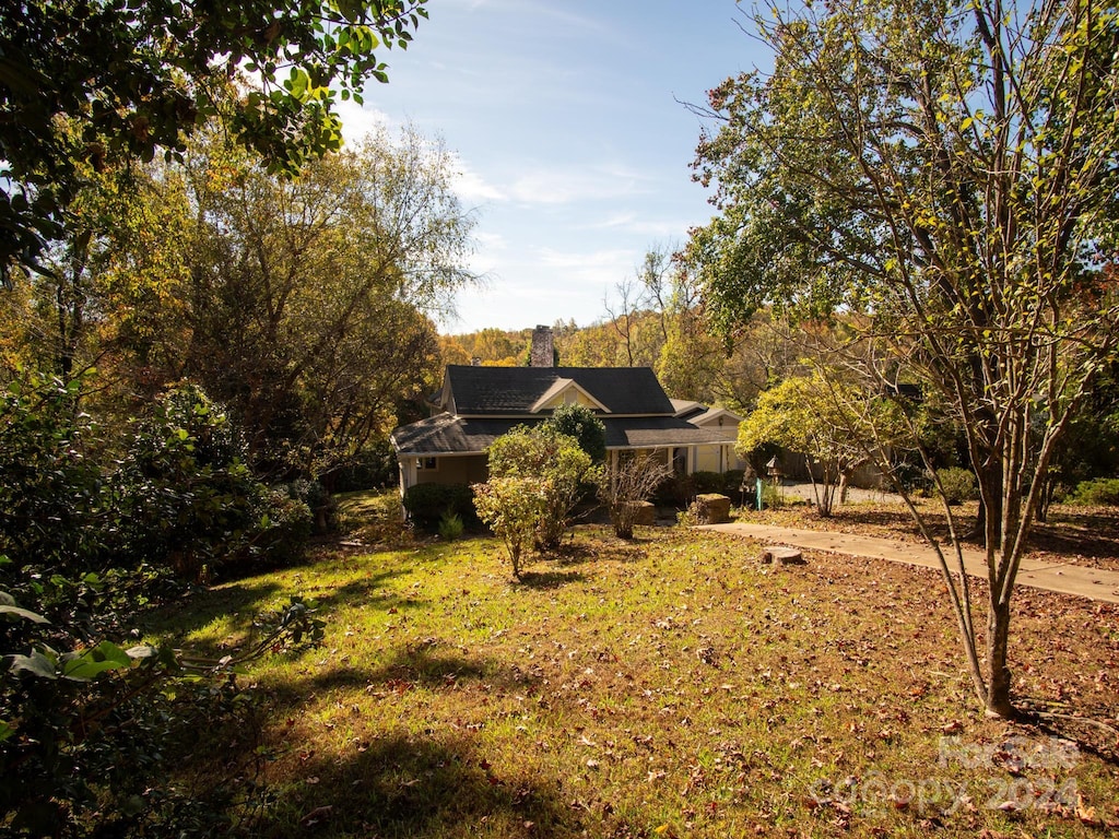 view of front facade featuring a front yard