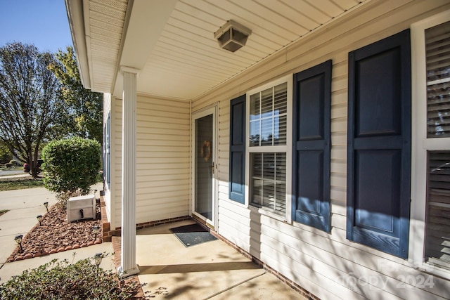 entrance to property featuring a porch