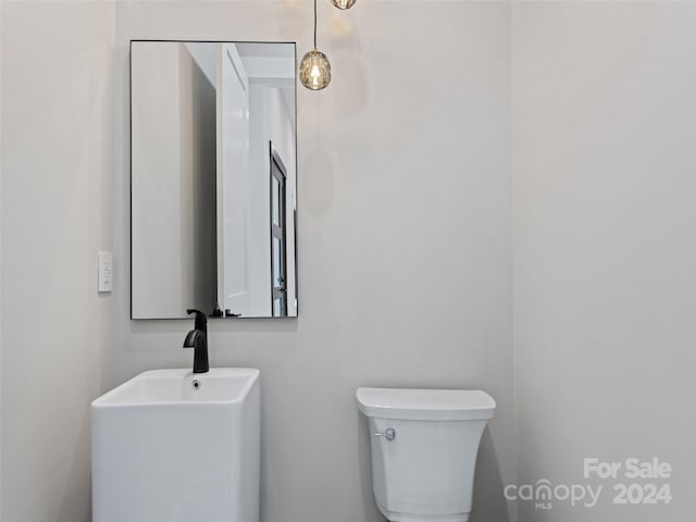 bathroom featuring toilet