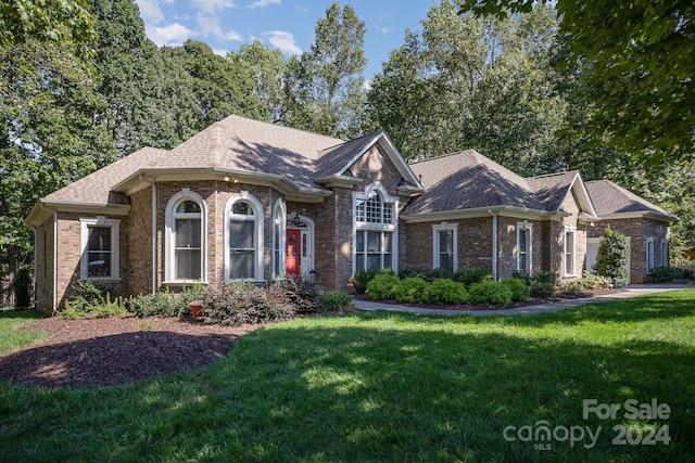 view of front of property with a front lawn