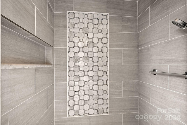 bathroom featuring tiled shower