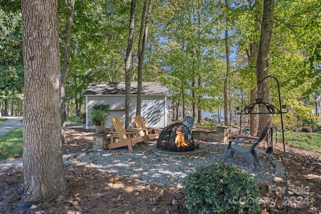 view of yard featuring an outdoor fire pit