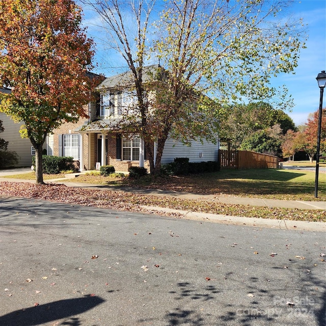 view of front facade featuring a front lawn