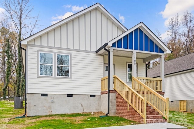 view of front facade featuring a porch and central AC unit