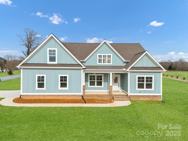 craftsman house featuring a front yard