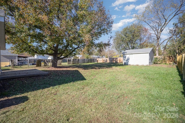 view of yard with a storage unit