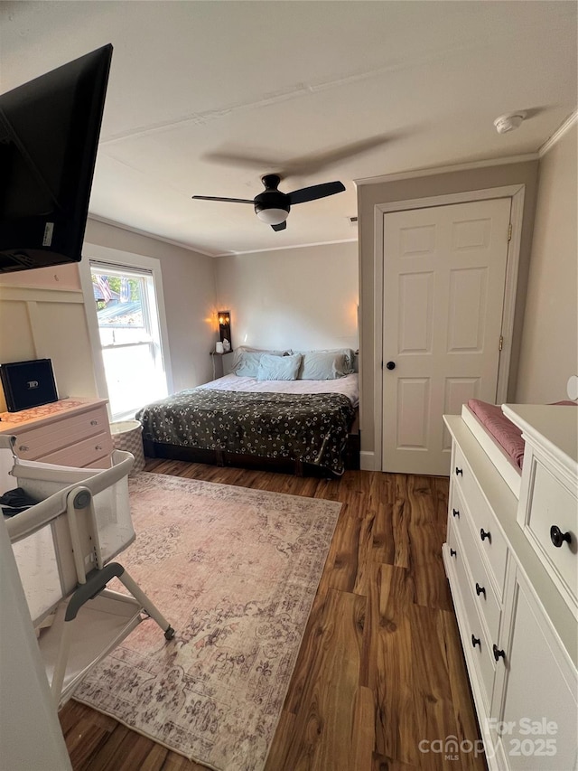 bedroom featuring dark wood finished floors and a ceiling fan