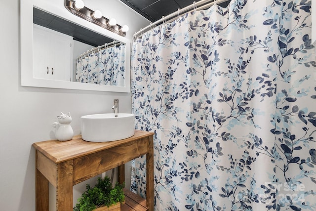 bathroom featuring a shower with shower curtain and sink