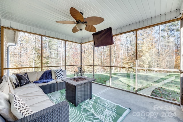 sunroom featuring ceiling fan