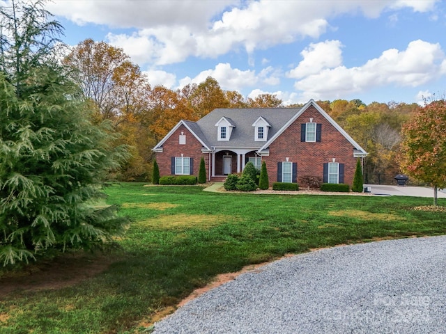 view of front of property featuring a front yard