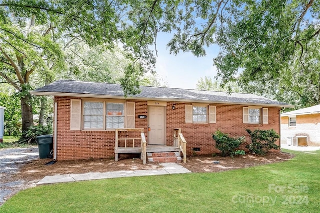 single story home with a front lawn