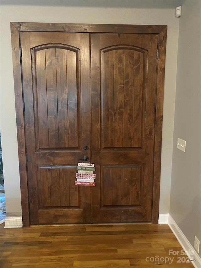 room details with hardwood / wood-style floors