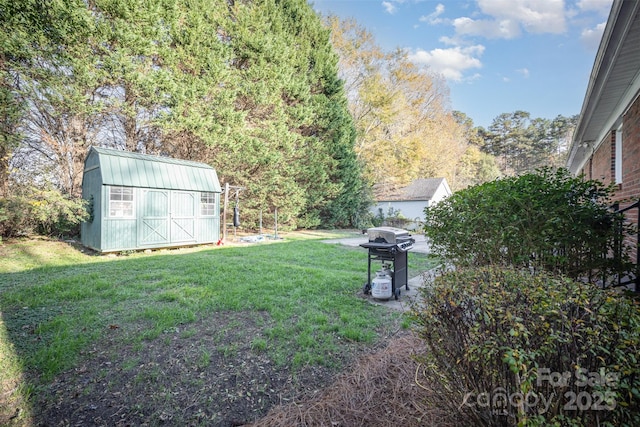 view of yard featuring a storage shed