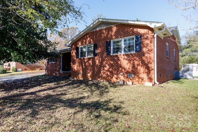 view of front of property with a front yard