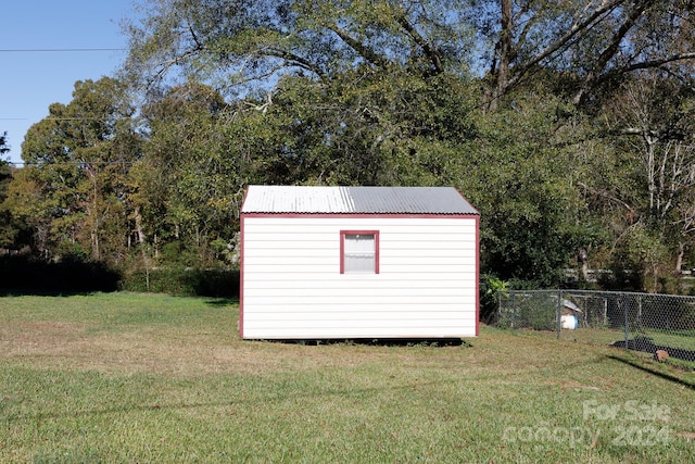 view of outdoor structure featuring a yard