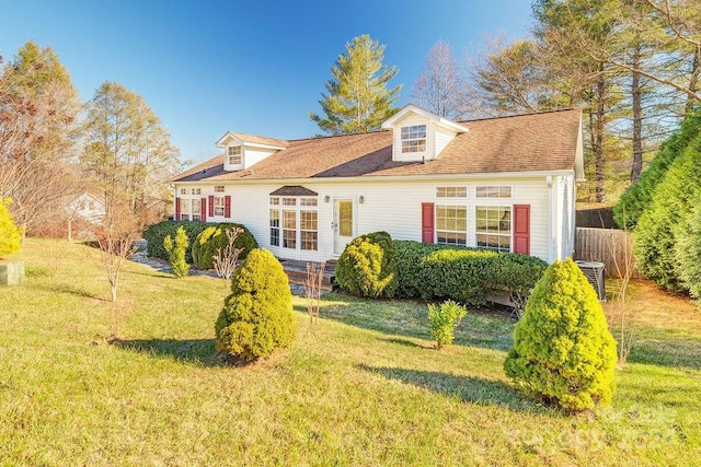 view of front facade featuring central AC unit and a front yard