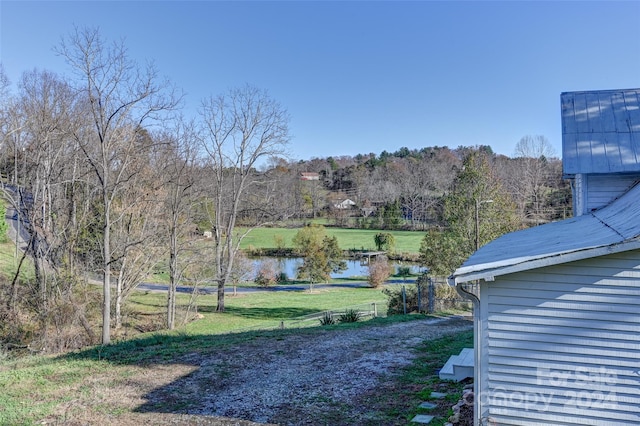 view of yard featuring a water view