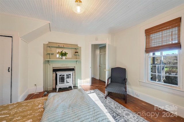 sitting room with wood-type flooring