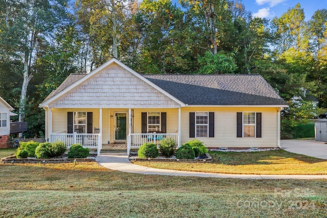 view of front facade featuring covered porch and a front yard