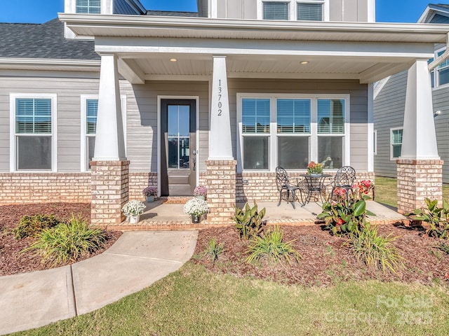 property entrance featuring a porch