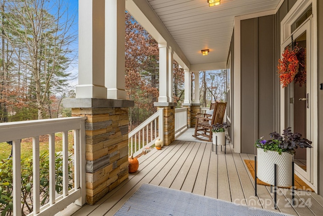 balcony featuring covered porch