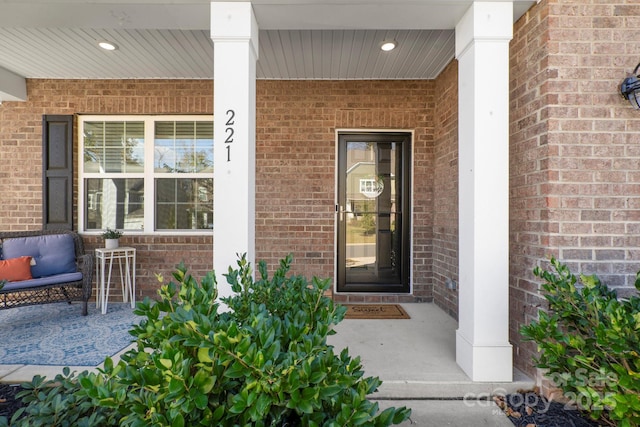 entrance to property featuring covered porch