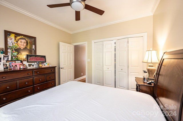 bedroom featuring ceiling fan, a closet, and crown molding