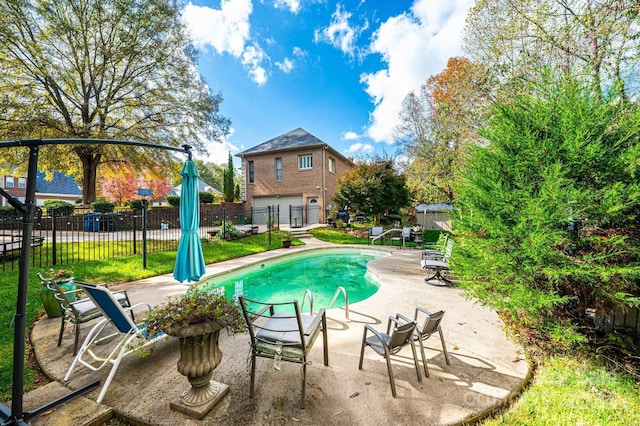 view of swimming pool featuring a patio