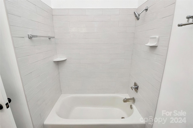 bathroom featuring tiled shower / bath