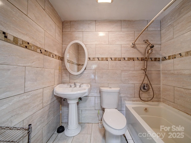 bathroom with tiled shower / bath and toilet